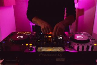 DJ pour soirée, trouver le bon profil et lire son devis