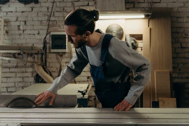 Menuisier : bien choisir l'artisan du bois pour ses portes, fenêtres et rangements Menuisier : bien choisir l'artisan du bois pour ses portes, fenêtres et rangements
