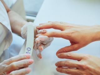 Pédicure manucure : qui consulter pour ses pieds et mains ?